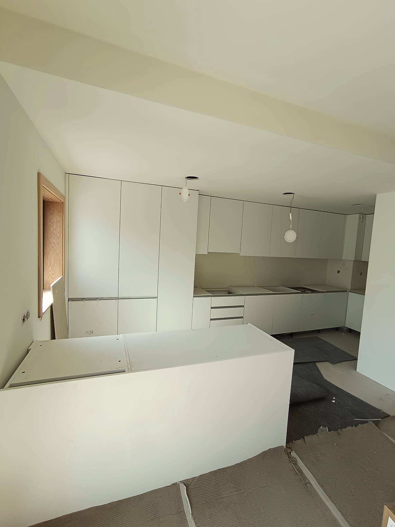 Cozinha branca com ilha em montagem