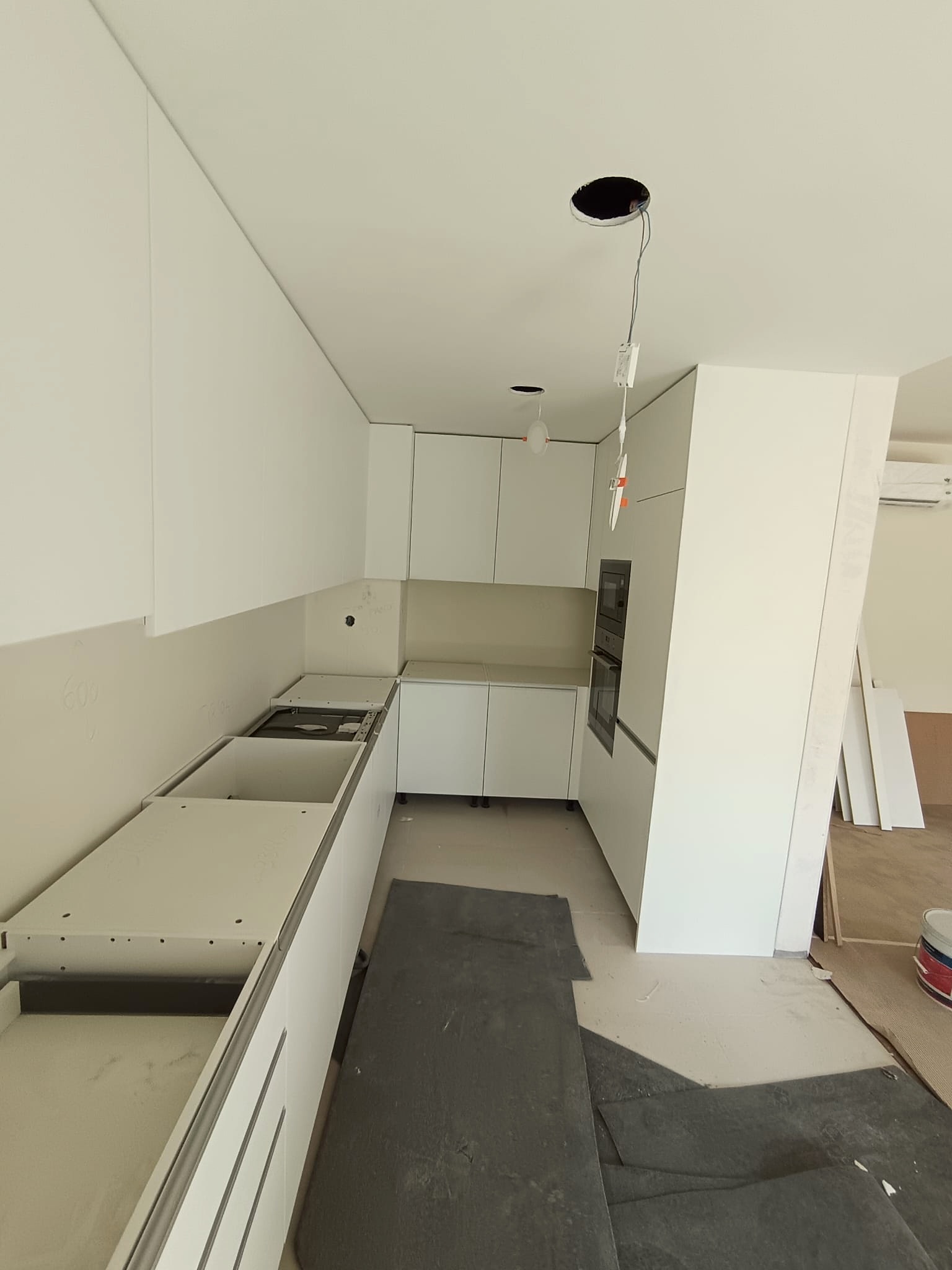 Cozinha branca estreita