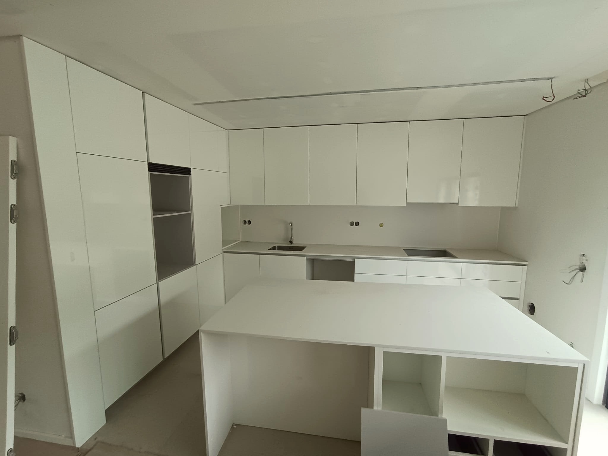 Cozinha branca ampla com ilha central