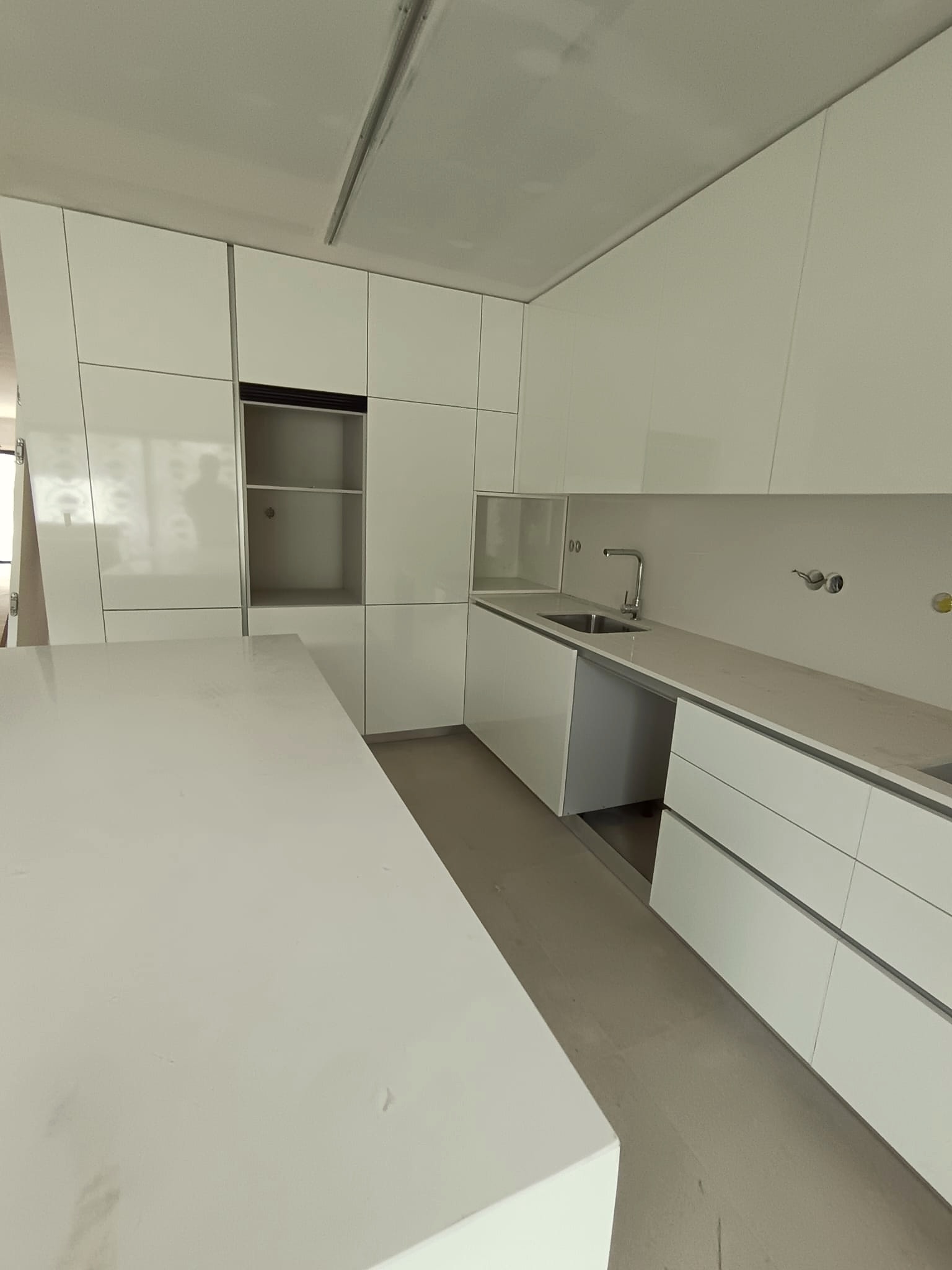 Cozinha branca com ilha