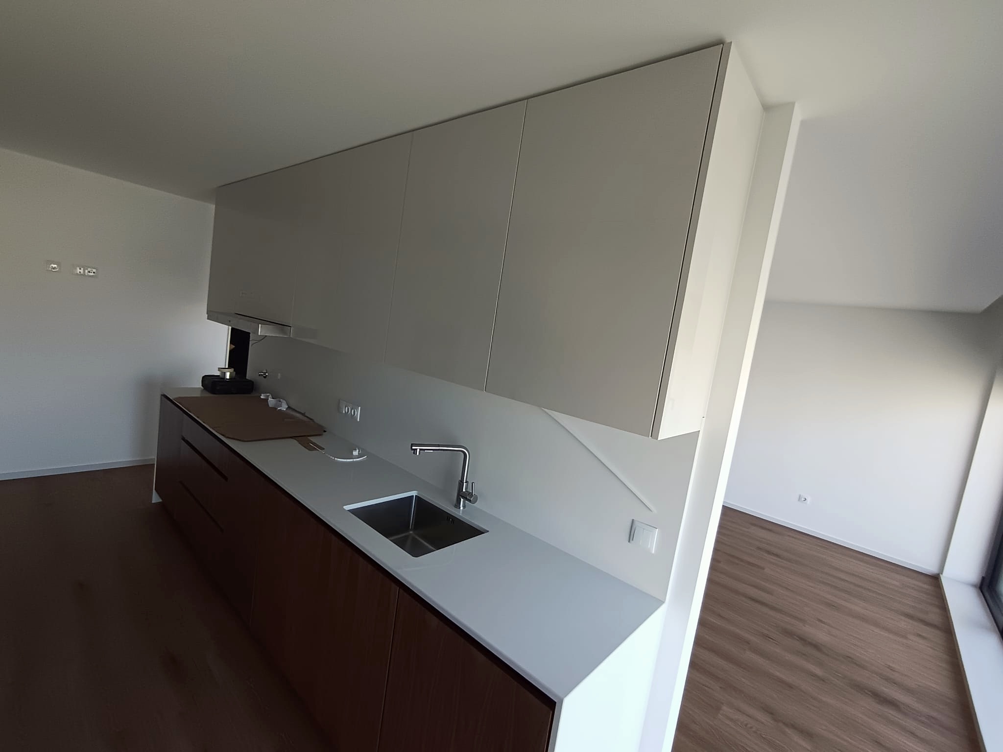 Cozinha em madeira e branco