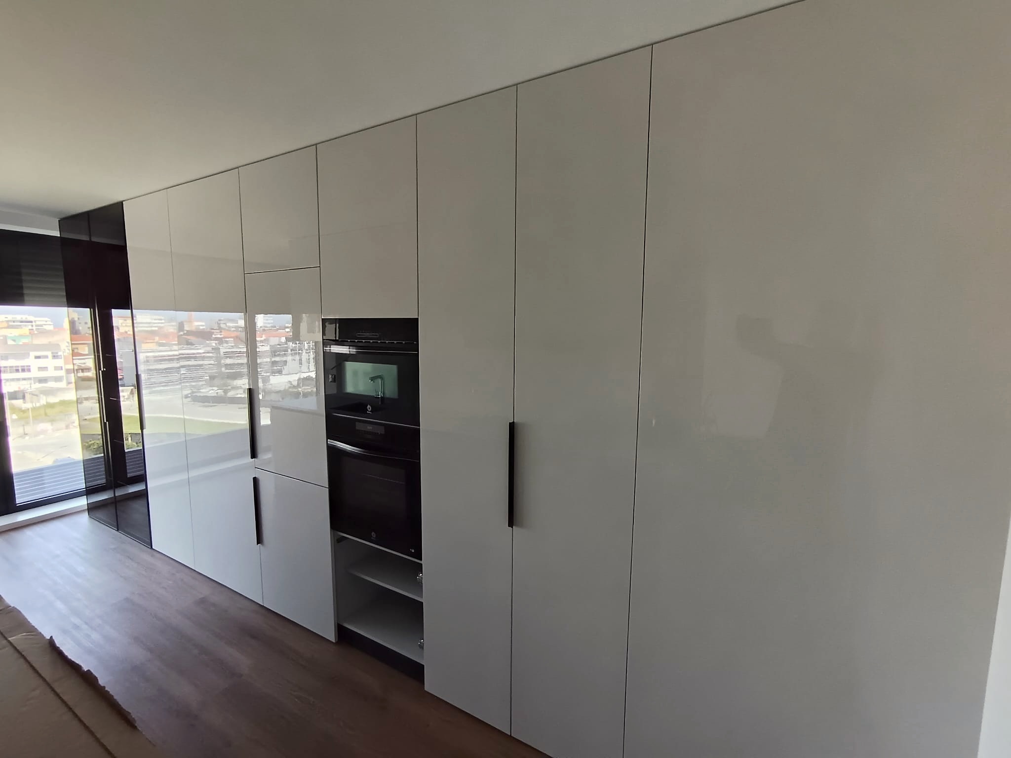 Cozinha branca com eletrodomésticos integrados